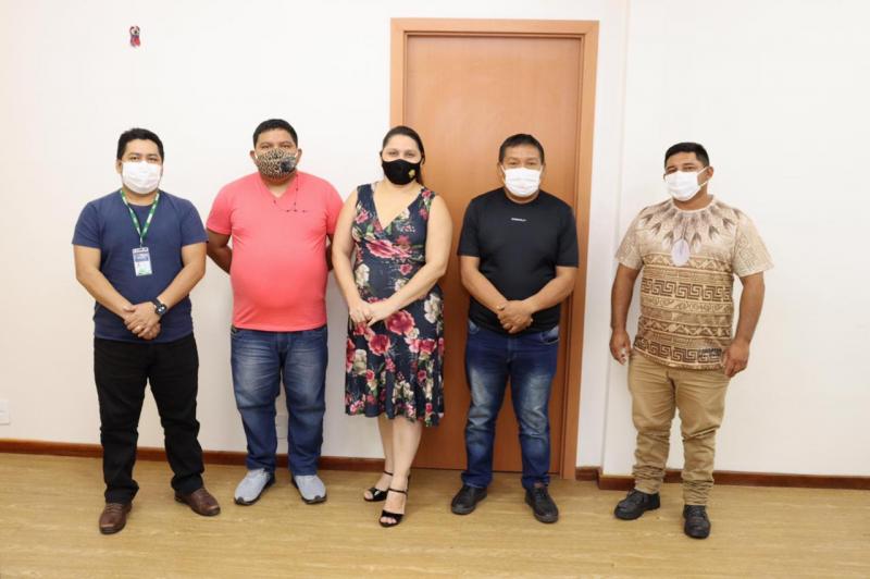 Governo do Amazonas, por meio da FEI, entrega equipamentos a federação e a associação indígena