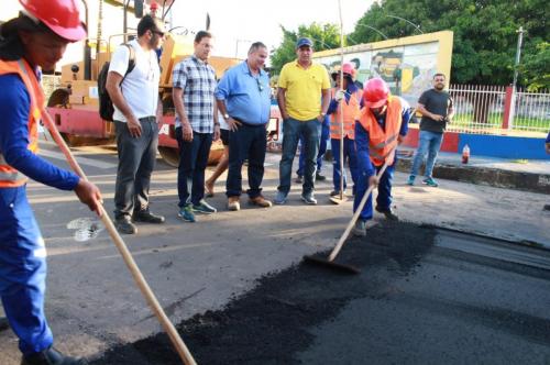 Prefeitura de Parintins começa operação tapa buracos pela Francesa até Estrada do Macurany 