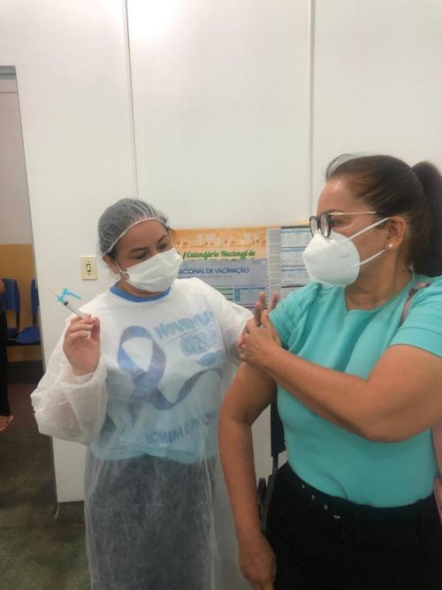 Márcia Baranda toma primeira dose da vacina contra Coronavírus e exalta a ciência  