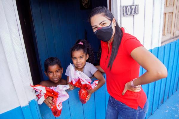 Mayra Dias percorre comunidades e bairros e entrega ovos de Páscoa às crianças carentes  