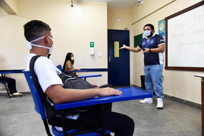 Profissionais da Secretaria de Educação recebem formação híbrida em tecnologias digitais Profissionais da Secretaria de Educação recebem formação híbrida em tecnologias digitais