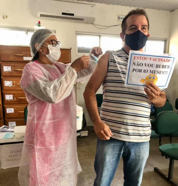 Vereador Massilon Cursino reafirma esperança da vitória contra a Pandemia, após ser vacinado Vereador Massilon Cursino reafirma esperança da vitória contra a Pandemia, após ser vacinado
