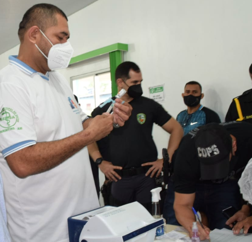 Parintins vacina trabalhadores da segurança pública contra o Coronavírus 