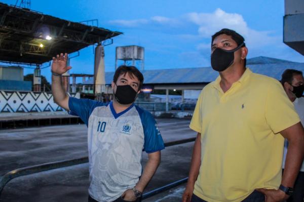 Jender apresenta ao prefeito Bi Garcia o novo complexo do curral Zeca Xibelão do Caprichoso 