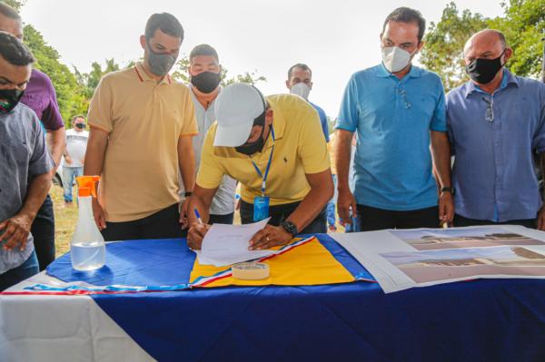 Bi Garcia dá ordem de serviço em obras conquistadas com emendas do deputado Saullo Vianna