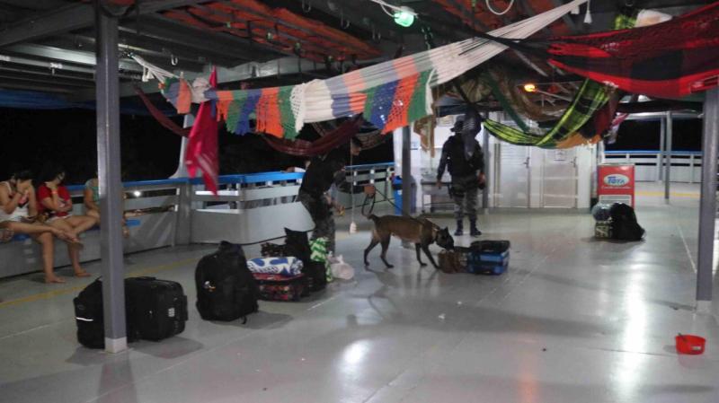 Cães especializados em faro de narcóticos fazem a diferença nas operações da Base Arpão