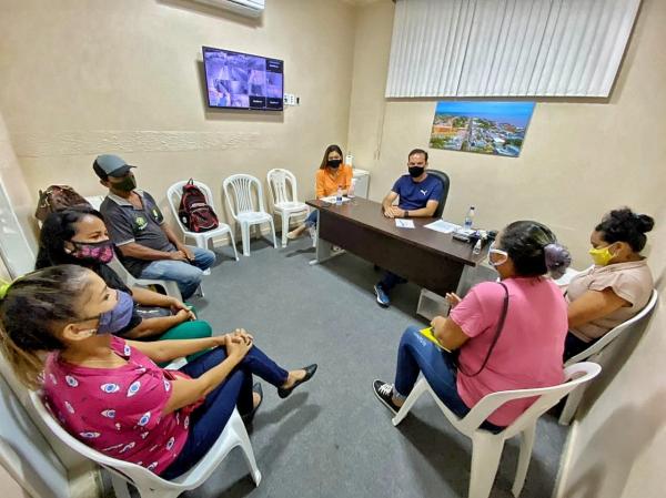 Moradores do Residencial Parintins e Loteamento Lady Laura reúnem com vereadores Mateus e Brena  