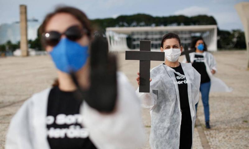 Mortes por Covid-19 caem 25%, mas ainda estão acima do pico da primeira onda 