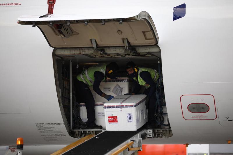 Governo do Amazonas recebe lote com 57.900 doses da vacina AstraZeneca