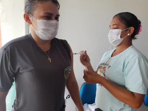 Policiais militares recebem a segunda dose da vacina contra a Covid-19 no município de Parintins 
