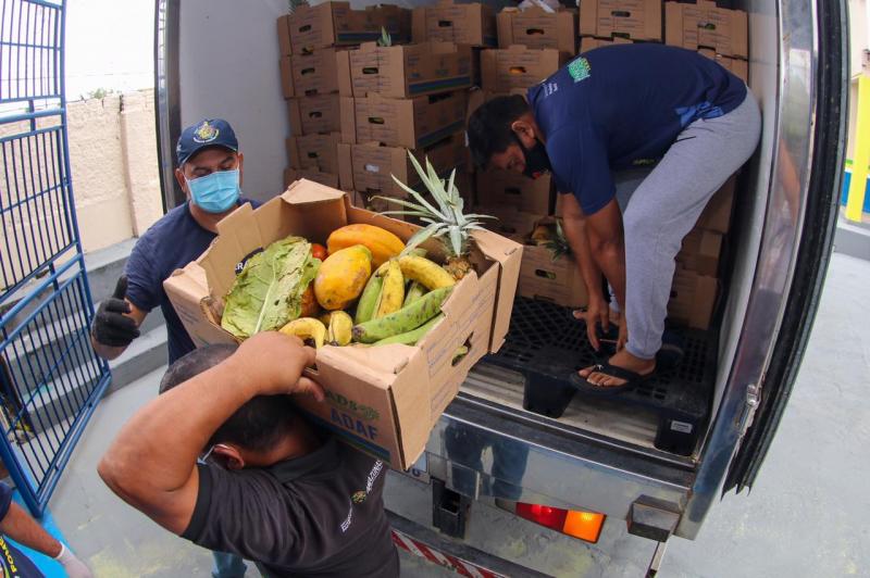 Governador Wilson Lima entrega alimentos para 250 famílias no bairro Raiz