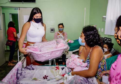 Dia das Mães: Mayra Dias entrega kits bebês e cestas básicas em Parintins 