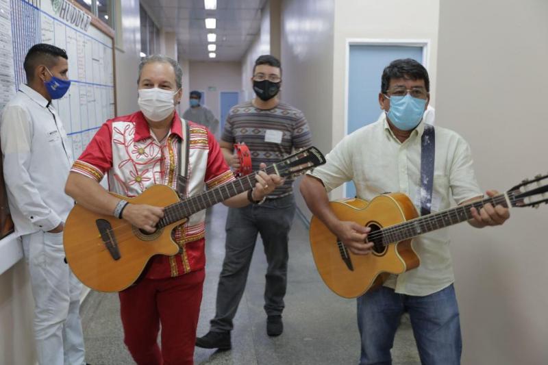 ‘Terapia da Toada’ leva música, emoção e alegria para paciente do HPS João Lúcio