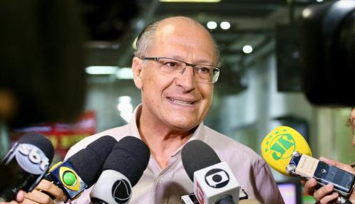 Geraldo Alckmin avisa a aliados que deixará o PSDB  
