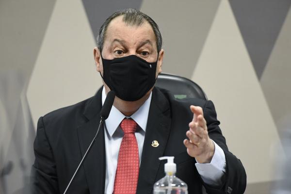 Ficou provado que não houve interesse do governo na vacina, diz presidente da CPI Omar Aziz à Folha