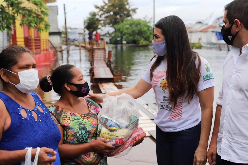 Governo do Amazonas e Parceiros Brilhantes entregam cestas básicas em áreas alagadas de Manacapuru