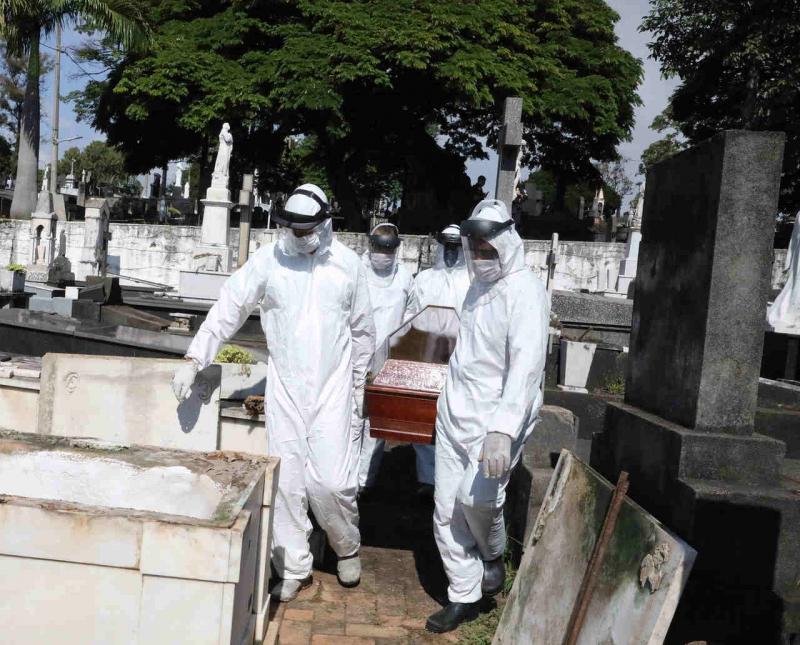 Brasil registra 2.517 mortes por Covid em 24 h e total se aproxima de 440 mil 