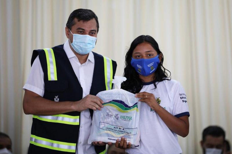 Wilson Lima entrega kits escolares para alunos e professores da rede estadual de ensino