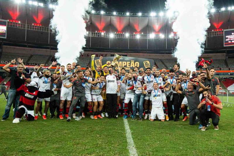 Tricampeão! Com dois de Gabigol e estrela de João Gomes, Flamengo bate Fluminense e fatura mais uma taça 