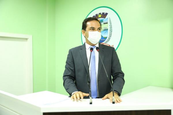 Mateus pede do governo estadual recuperação asfáltica nas ruas de Parintins 