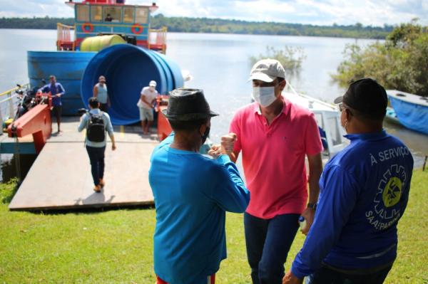Na Região do Uaicurapá Matheus acompanha a instalação de caixas d'água