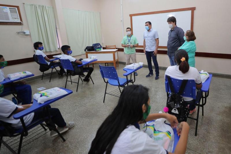Governador Wilson Lima acompanha retomada das aulas presenciais em sistema híbrido, em Manaus
