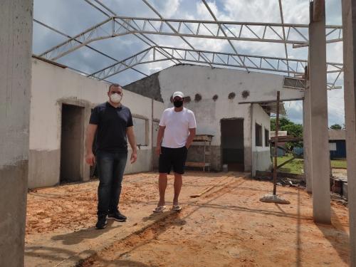 Bi Garcia inspeciona obras de escolas na zona rural de Parintins