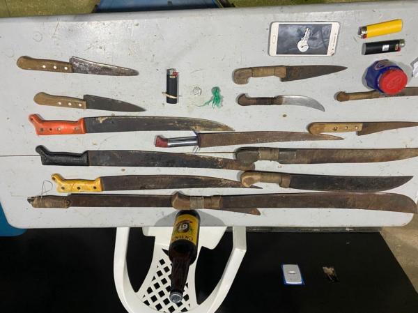 Em operação em Itamarati, PMAM apreende 14 armas brancas, detém cinco e apreende dois adolescentes Em operação em Itamarati, PMAM apreende 14 armas brancas, detém cinco e apreende dois adolescentes