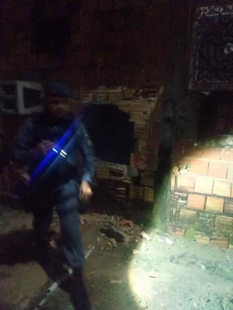 Polícia Militar resgata família após incêndio criminoso em veículo na zona leste