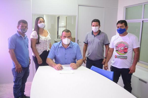 Nova diretoria eleita do SINPTEMPIN reúne com secretário da SEMED Nova diretoria eleita do SINPTEMPIN reúne com secretário da SEMED