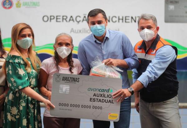 Wilson Lima entrega cartões do Auxílio Estadual Enchente e cestas básicas em Manaus Wilson Lima entrega cartões do Auxílio Estadual Enchente e cestas básicas em Manaus