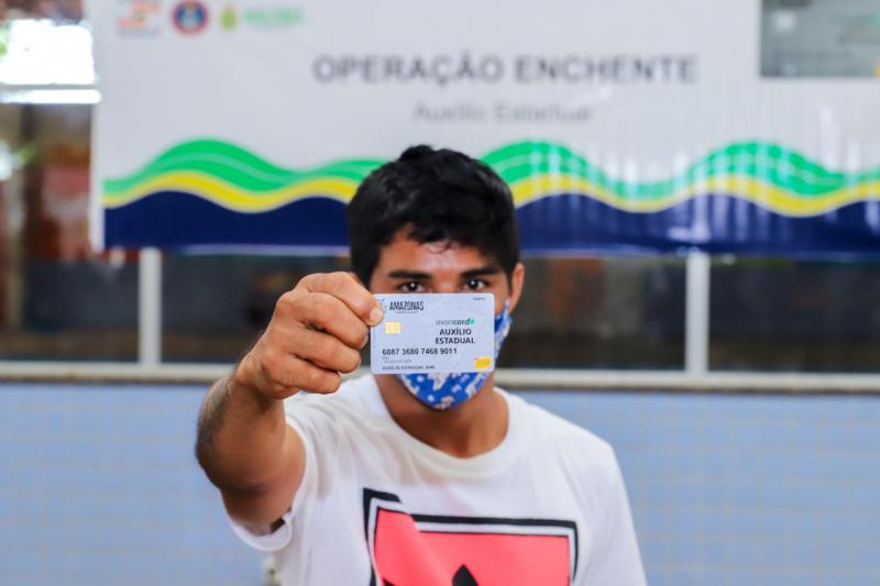 Beneficiários do Auxílio Estadual Enchente reforçam importância do programa durante ação em Manaus