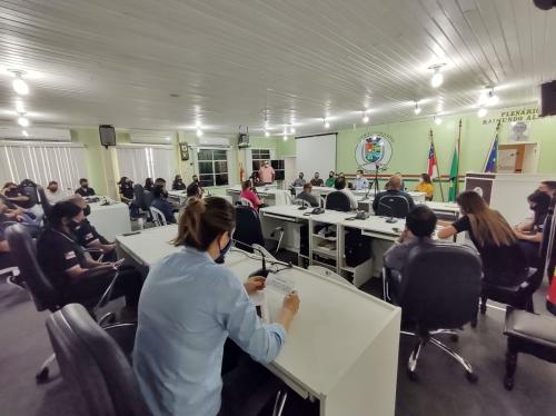 Câmara de Parintins realiza pagamento da primeira parcela do 13º salário dos funcionários