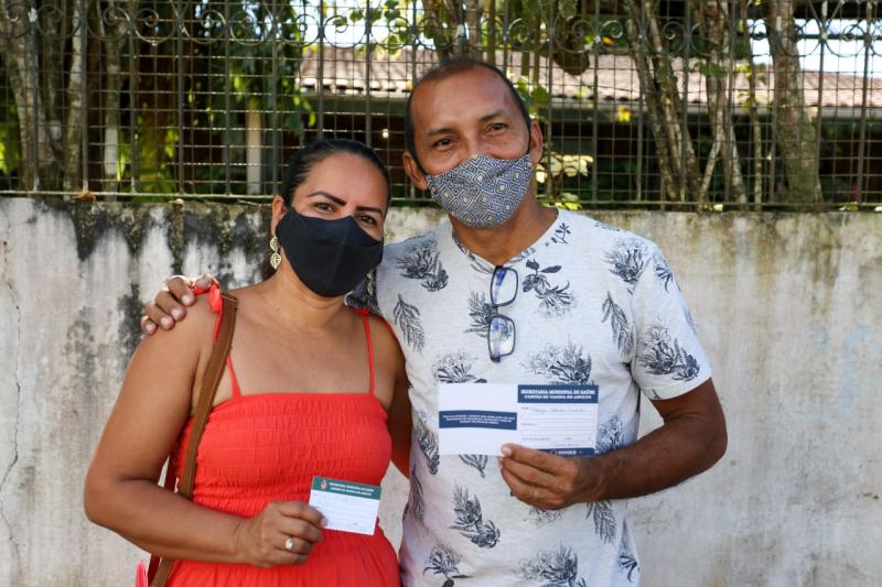 Juntos há 30 anos, casal toma primeira dose da vacina no Dia dos Namorados em Manaus