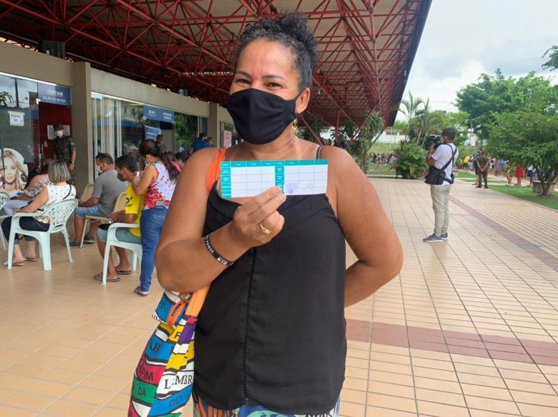 Contaminada de Covid-19 por duas vezes, dona de casa comemora ao receber primeira dose da vacina