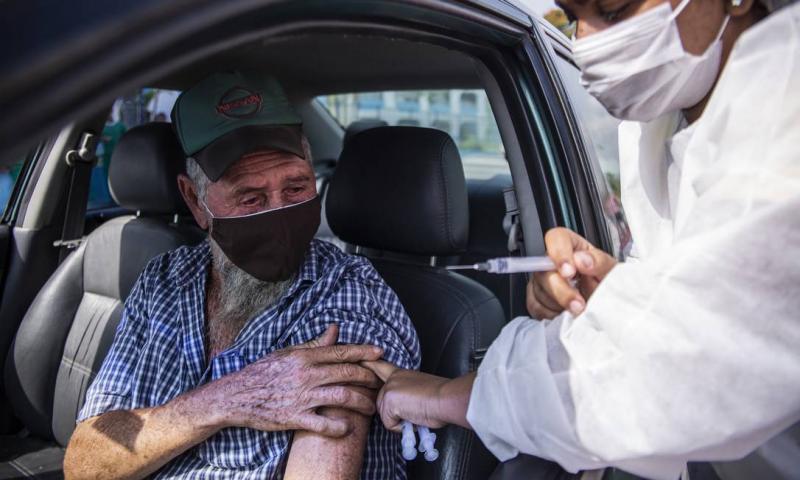 Em 90 dias, vacina contra a Covid-19 salvou 43 mil idosos com mais de 70 anos no Brasil