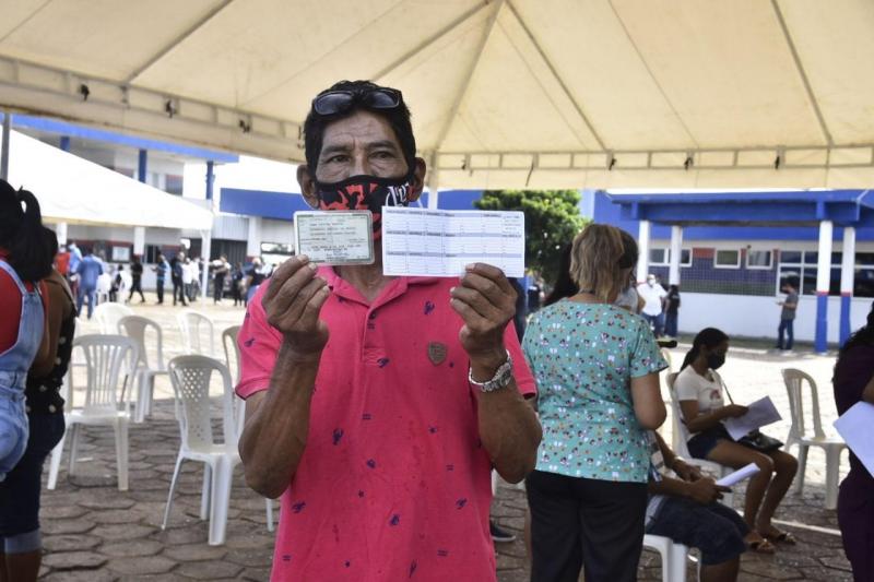 Presente de aniversário: aposentado é vacinado contra Covid-19 em Manacapuru, no dia em que completa 60 anos