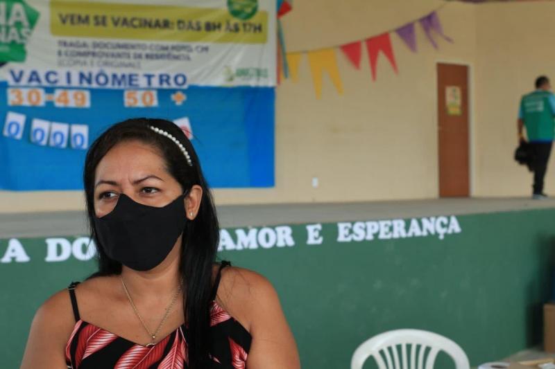 ‘É uma felicidade que não tem tamanho’, diz mulher imunizada contra a Covid-19 em Novo Airão