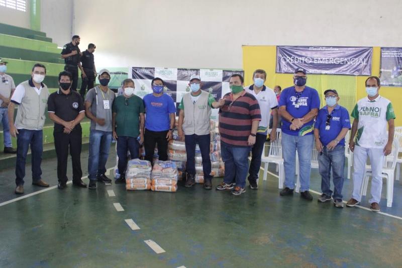 Governo do Amazonas e Governo Federal entregam cestas básicas para pescadores em Novo Airão