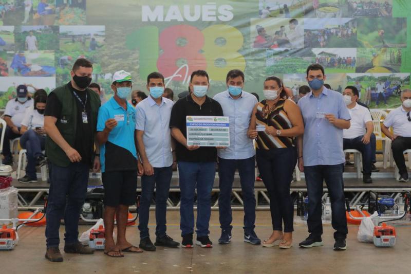 Governador Wilson Lima entrega cestas básicas e leva ações para o setor primário em Maués