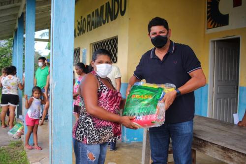 Bi Garcia acompanha a entrega 2.400 cestas básicas a ribeirinhos dos rios Uaicurapá e Jacu