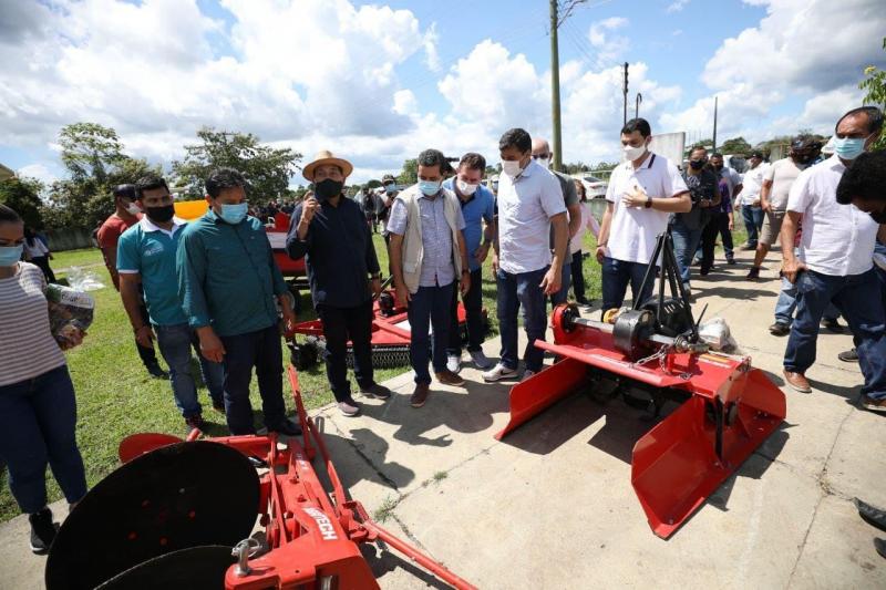 Governo do Estado realiza entrega de equipamentos para cooperativa de mel em Boa Vista do Ramos