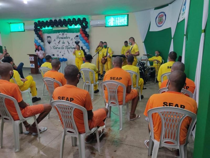 Detentos do Compaj são certificados no curso de Barbeiro