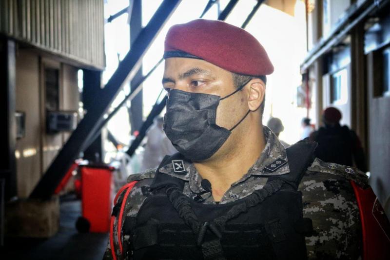 Policiais militares passam por testagem da Covid-19 para reforçar o policiamento durante 'Live Parintins 2021'