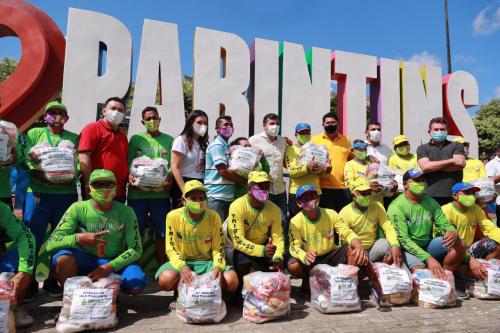 Wilson Lima entrega cestas básicas aos tricicleiros de Parintins