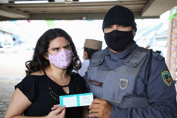 Pai e filha agora comemoram imunização após serem infectados pela Covid-19