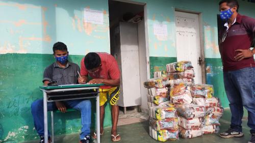 SEMED atua com apoio logístico na entrega de cestas básicas na área indígena de Parintins