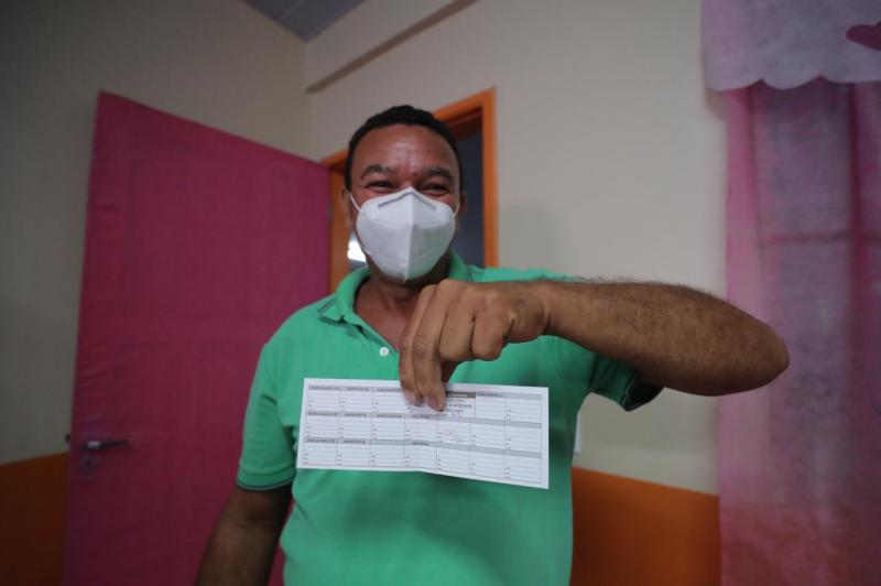 Primeiro vacinado contra Covid-19 em área rural de Rio Preto da Eva comemora chegada do mutirão