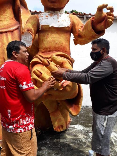Artistas parintinenses preparam as homenagens à Nossa Senhora do Carmo  e recebem doações para concluir a ornamentação da Romaria das Águas. 