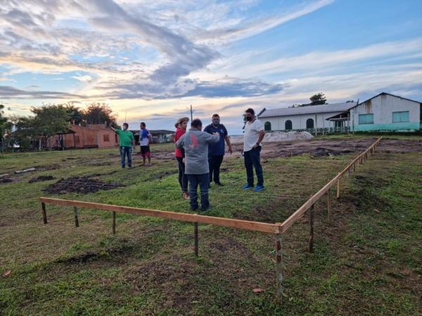 Bi Garcia dá ordem de serviço para construção de ginásio poliesportivo na região da Serra de Parintins